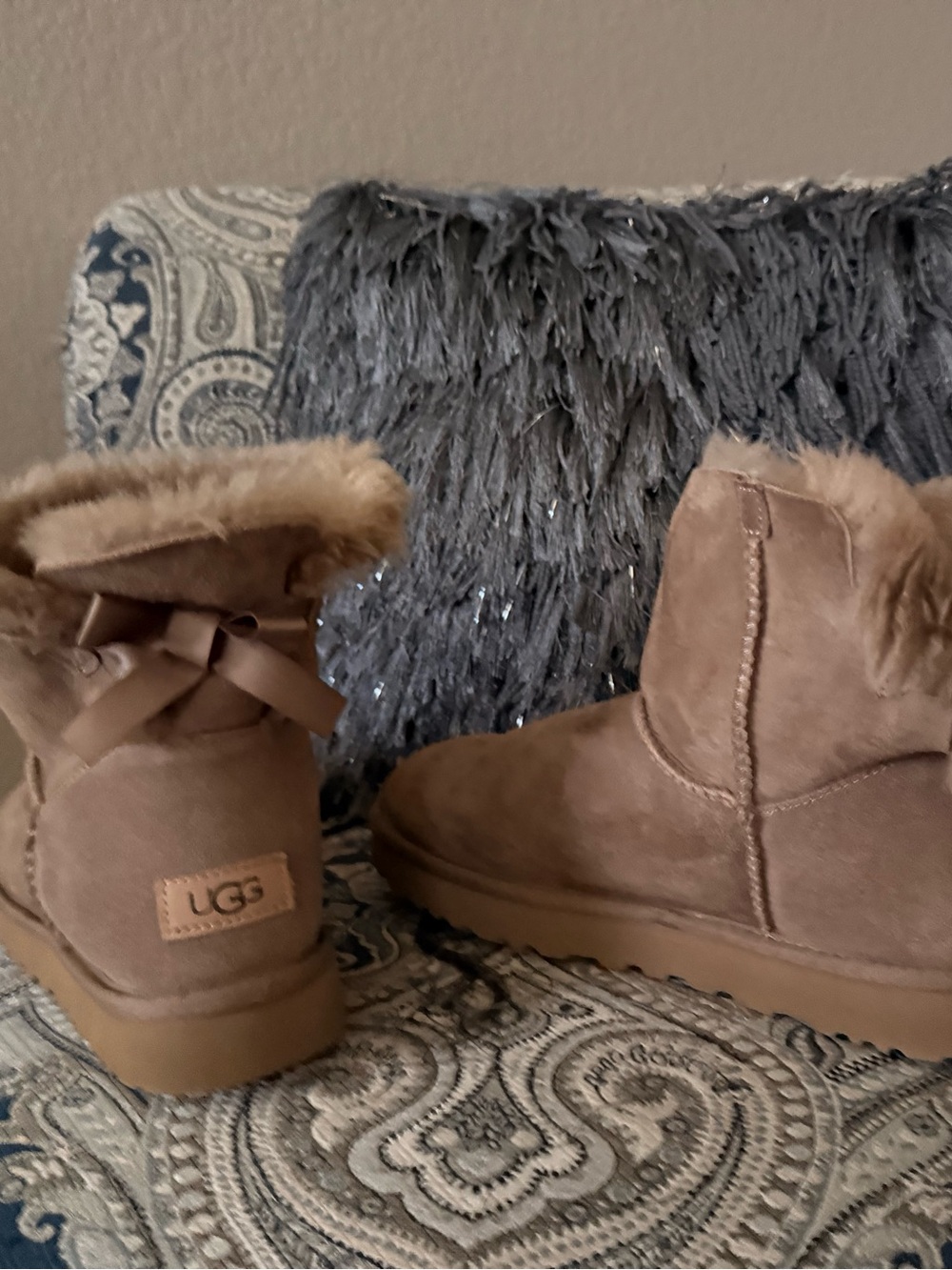 UGG Women's Chestnut Short Fur Lined Suede Boot Size 10